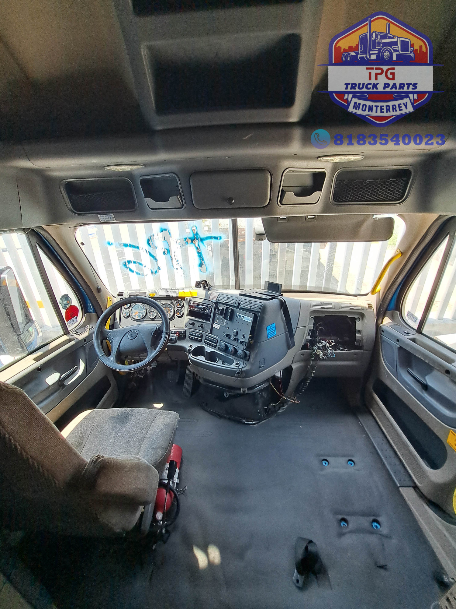 CABINA FL CASCADIA 2016 ALTA (9).jpg