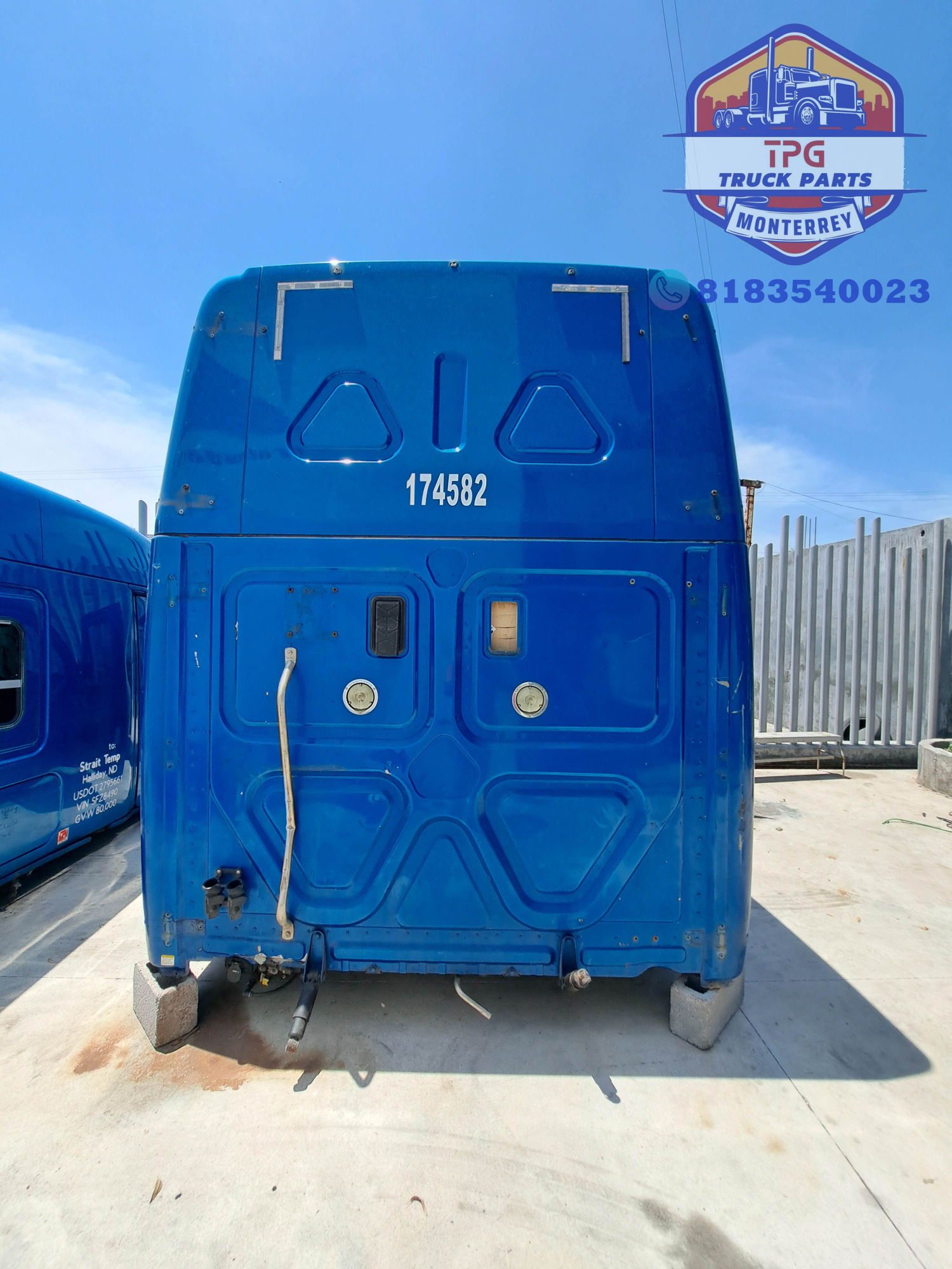 CABINA FL CASCADIA 2016 ALTA (3).jpg