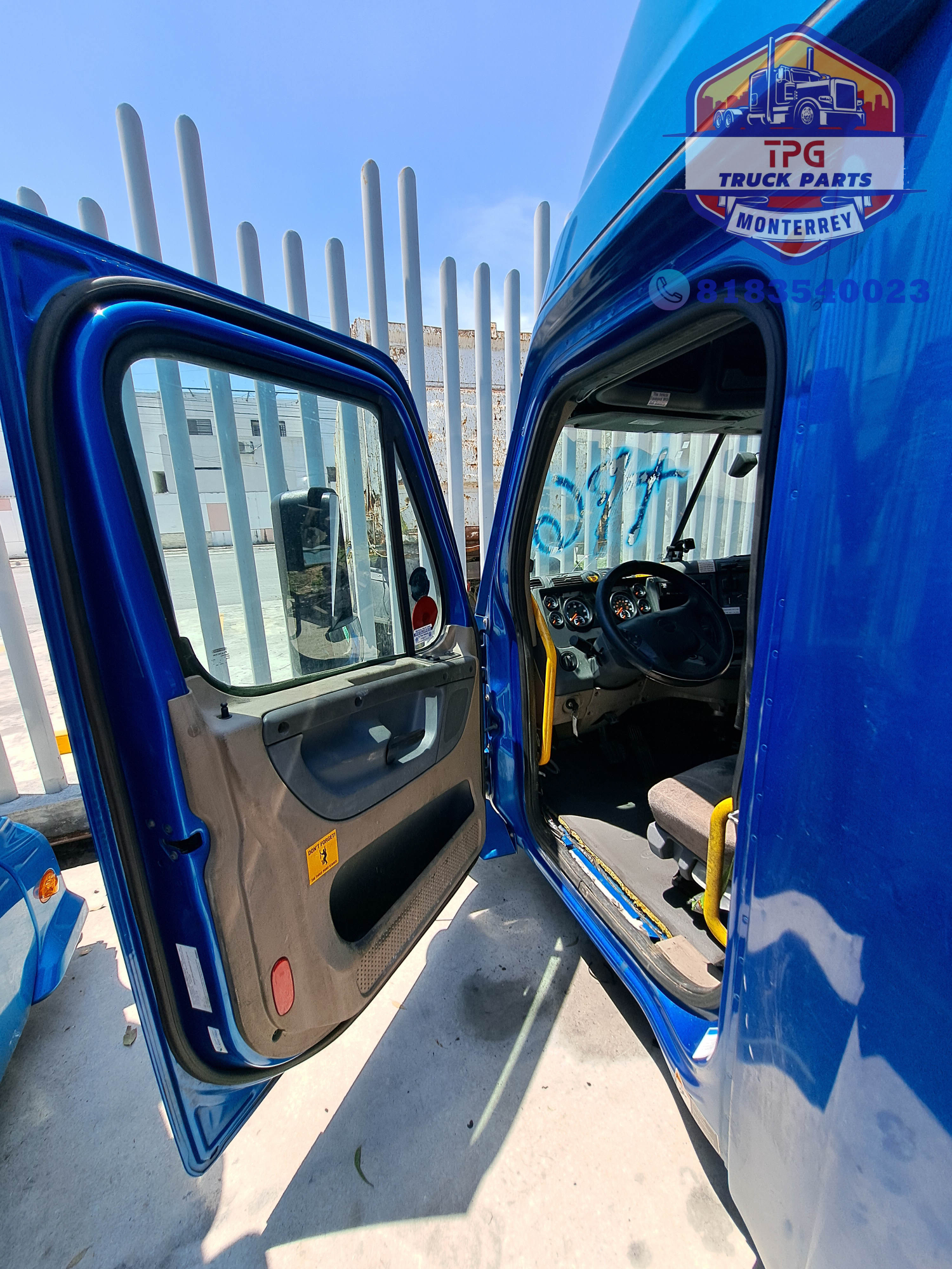 CABINA FL CASCADIA 2016 ALTA (2).jpg