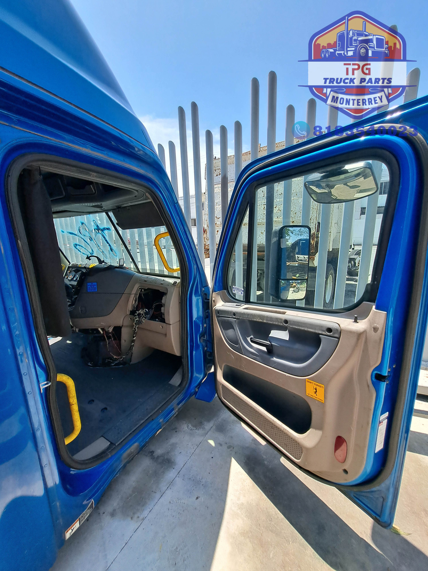 CABINA FL CASCADIA 2016 ALTA (4).jpg